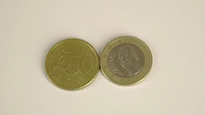 两枚欧元硬币背面是50西班牙分币，正面有细节