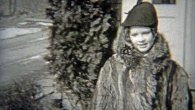 1938: 年轻女孩穿着妈妈的皮大衣。