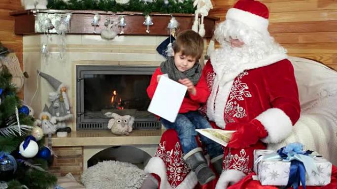 小男孩打开他的圣诞节信，孩子坐在圣诞老人腿上，孩子参观圣尼古拉的住所