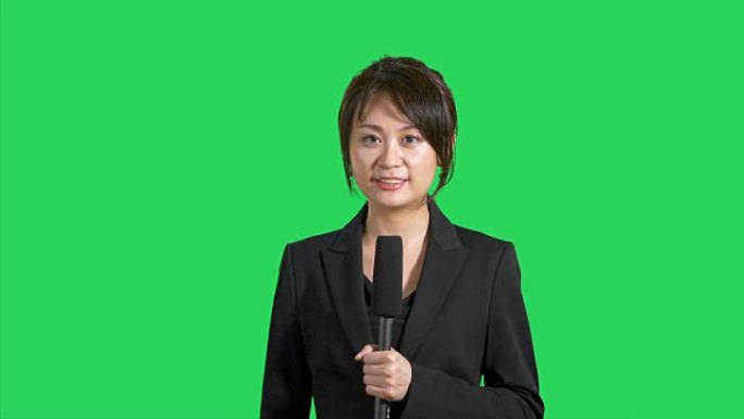绿色屏幕上欢快的亚洲新闻记者