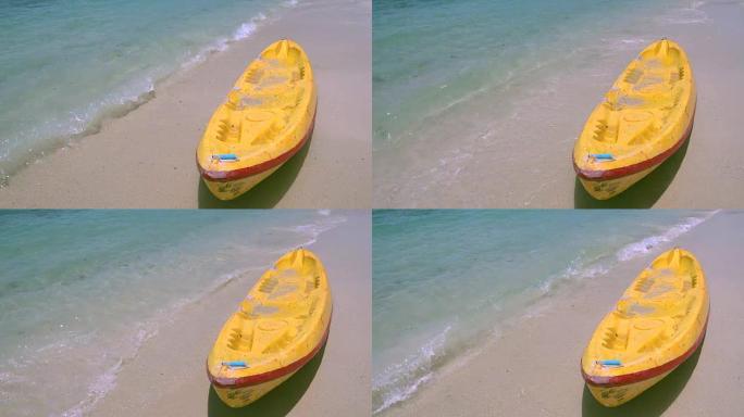 海滩上的皮划艇。