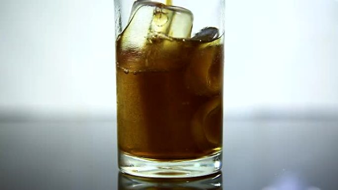 用冰将可乐倒入玻璃杯中