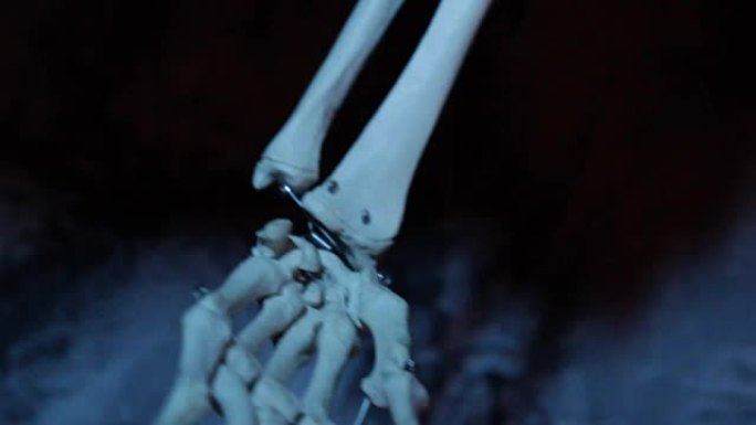 深蓝色洞穴中人造骨架臂的特写
