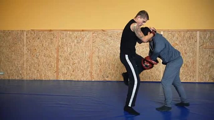 两个男人正在大厅里训练综合格斗格斗