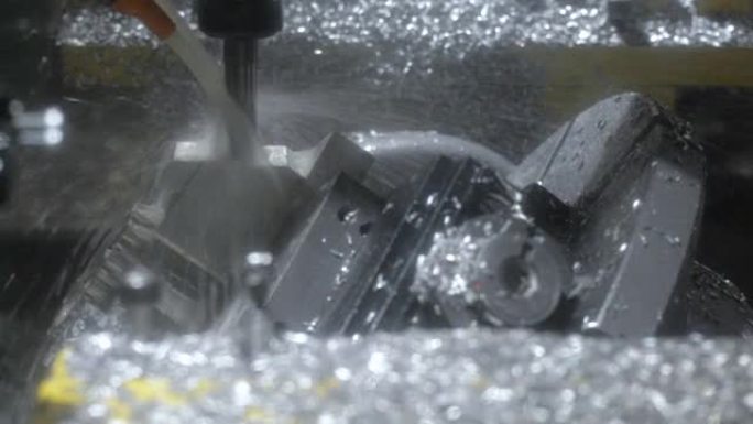 在现代高精度CNC加工中心上铣削金属零件
