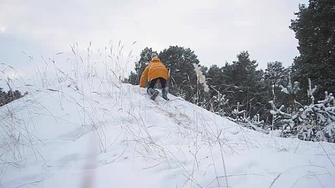 十几岁的女孩在白雪皑皑的小山上站起来，孩子们在白雪皑皑的冬季公园里休息，冬天的森林