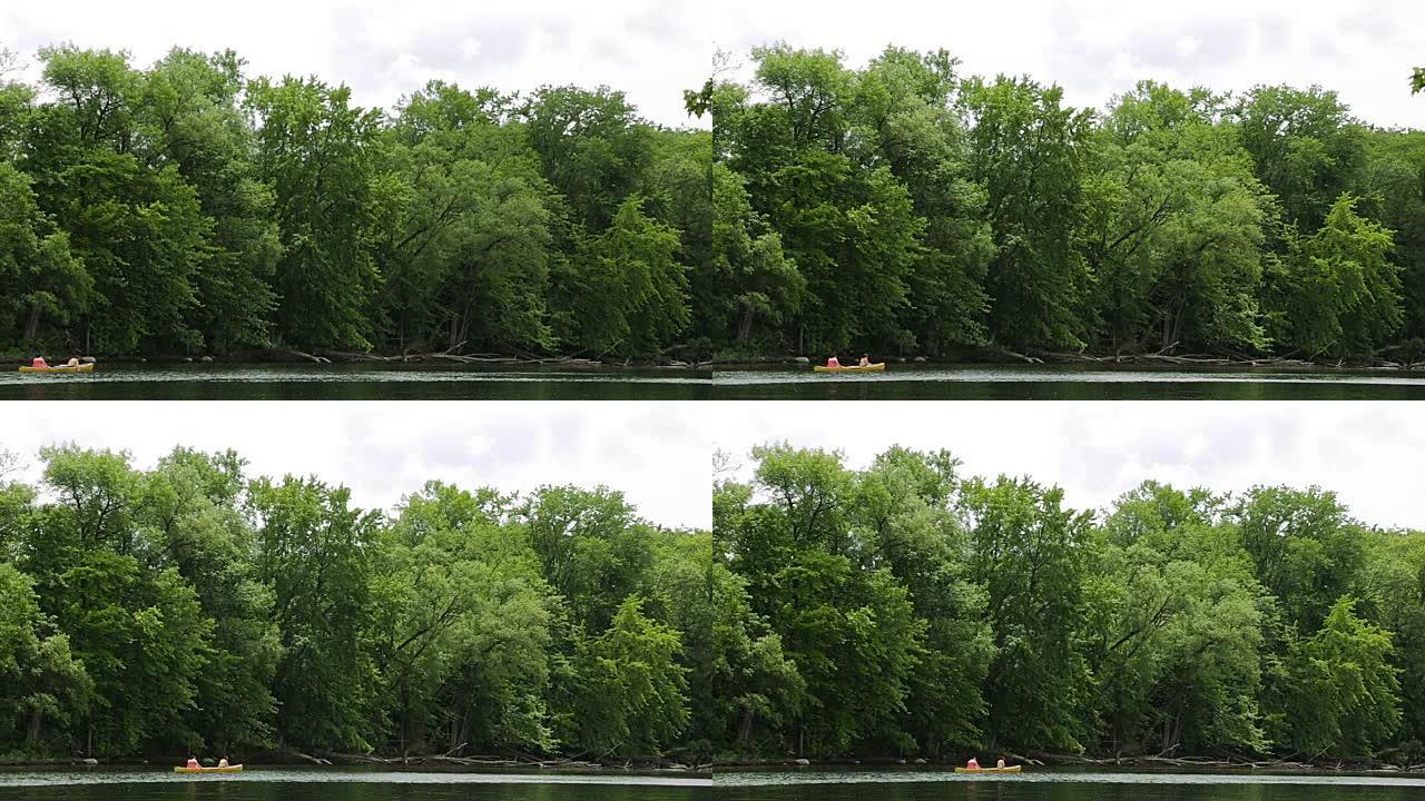 2个女孩在皮划艇上下河