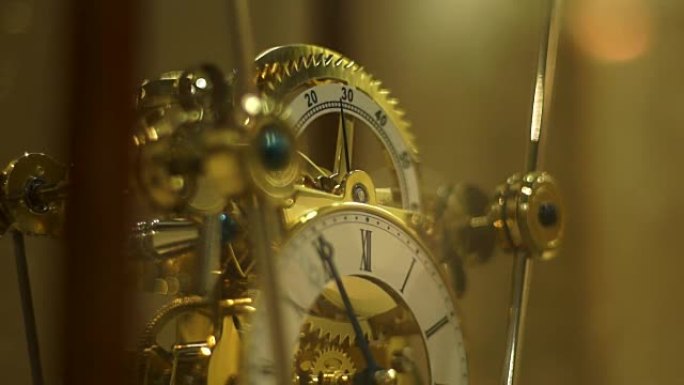 黄金奢华复古钟的特写镜头。