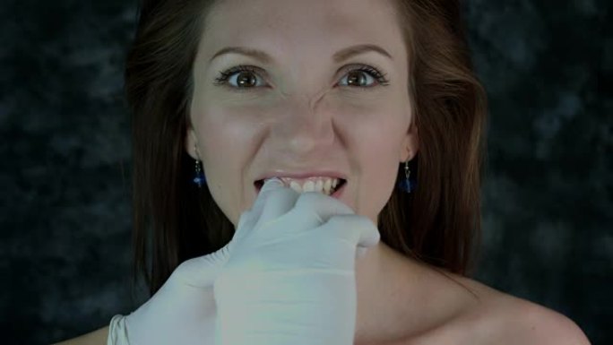 一名妇女接受牙齿美白治疗的4k镜头