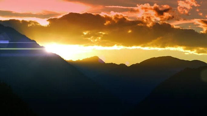 美丽的山地剪影镜头耀斑，黄金时刻阳光景观，夕阳