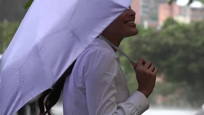 雨天带伞的女人