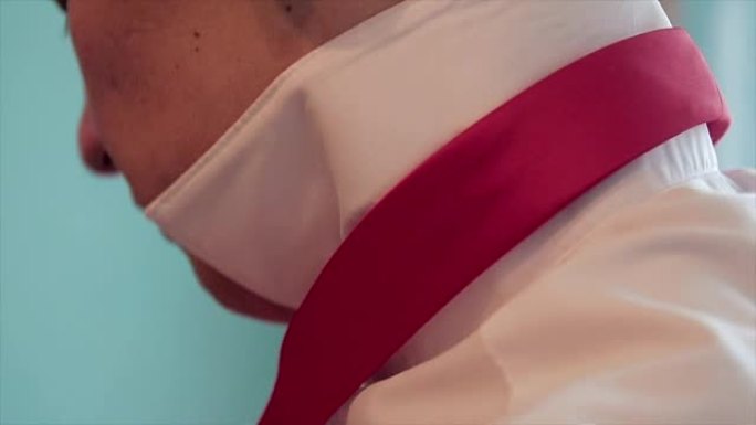 穿红色领带的男人