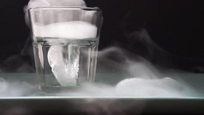 在一杯水中加入干冰