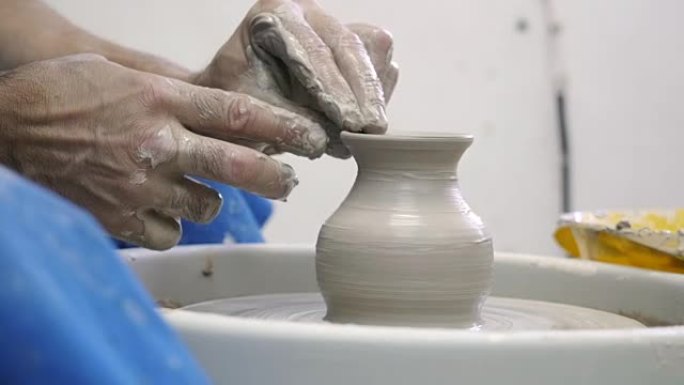 陶器大师在陶工的轮子上制造花瓶