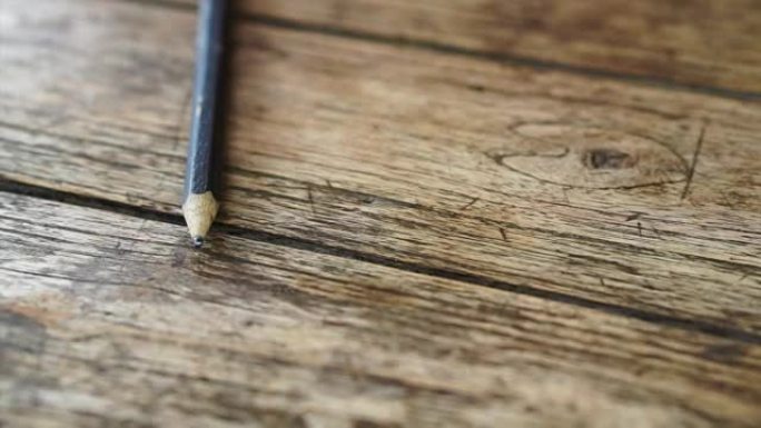 旧铅笔躺在带有复制空间的乡村木桌上的视频