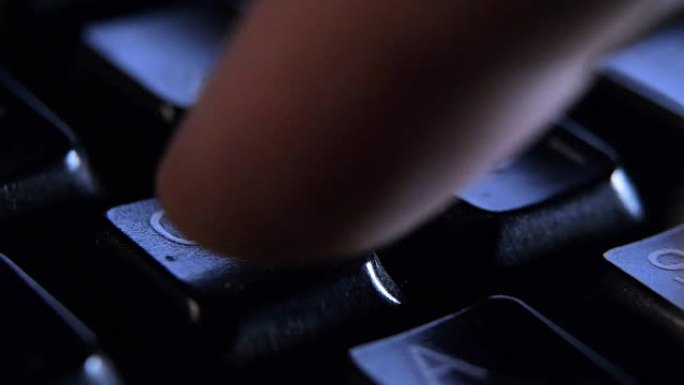 关闭手指按下键盘上的Q键。