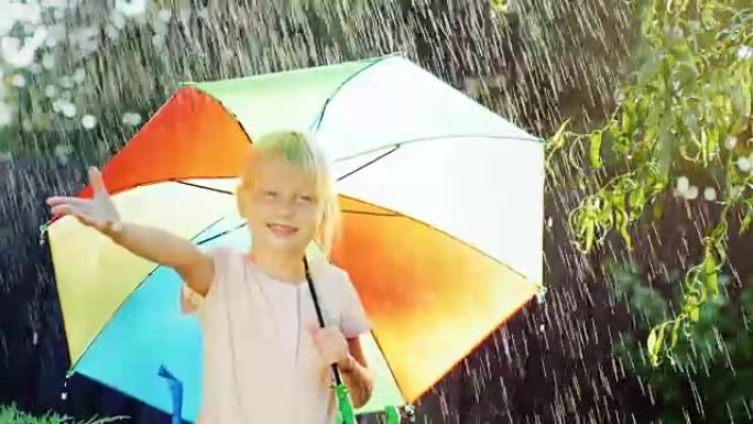 开朗的金发女孩享受着五年的雨。躲在五颜六色的雨伞下