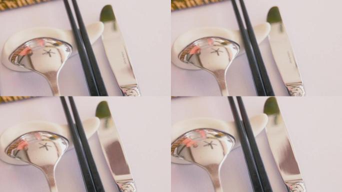 勺子桌上的刀和中国筷子