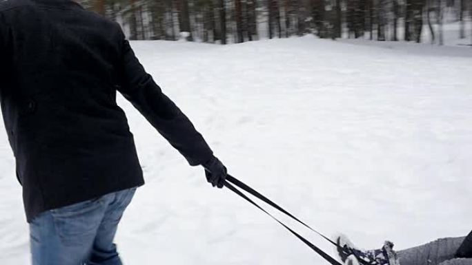 父亲，正拉着他女儿的雪橇。96fps