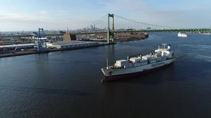 拖船协助货船特拉华河费城PA的鸟瞰图