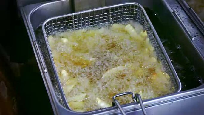 4k镜头，薯条的俯视图在厨房里油炸。