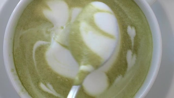 拿铁抹茶上咖啡师整理奶油图片的特写镜头