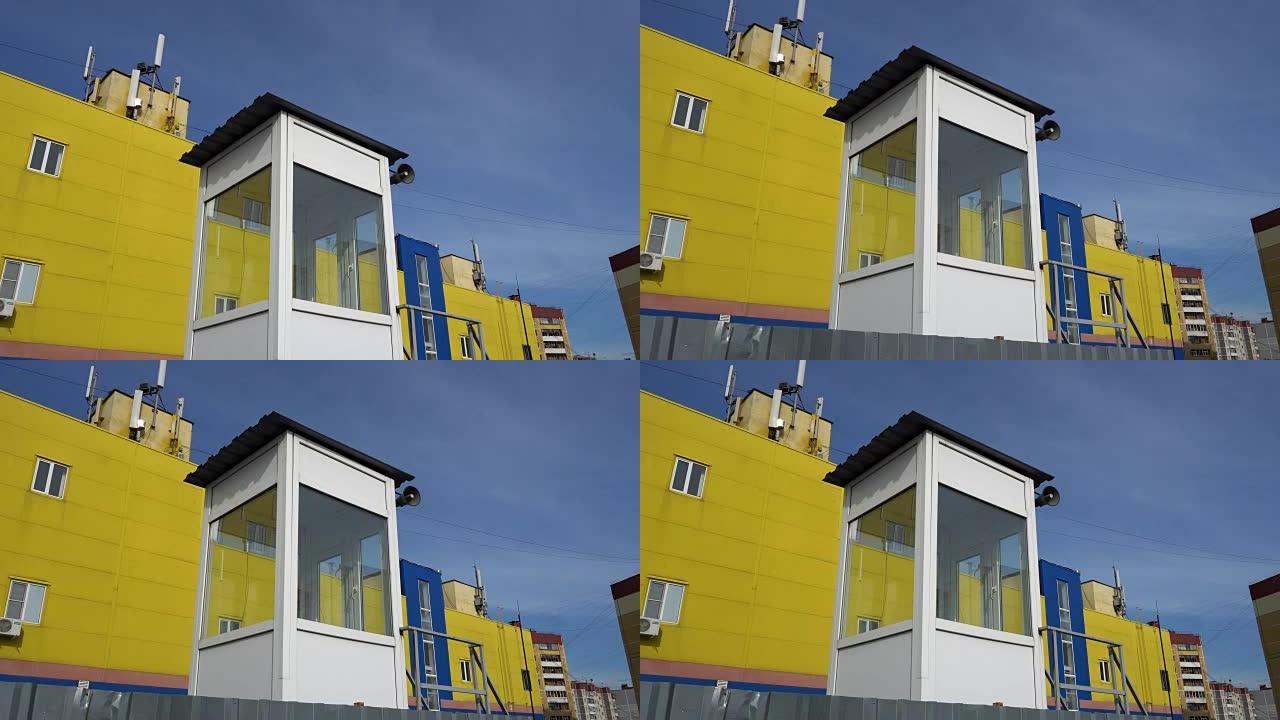 黄色和蓝色建筑物和天空背景上带有扬声器的机舱