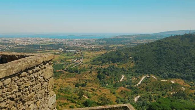 从葡萄牙的帕尔梅拉城堡 (Castelo de Palmela) 拍摄塞图巴尔半岛的全景POV