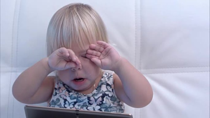 平板电脑女婴哭泣后揉眼睛