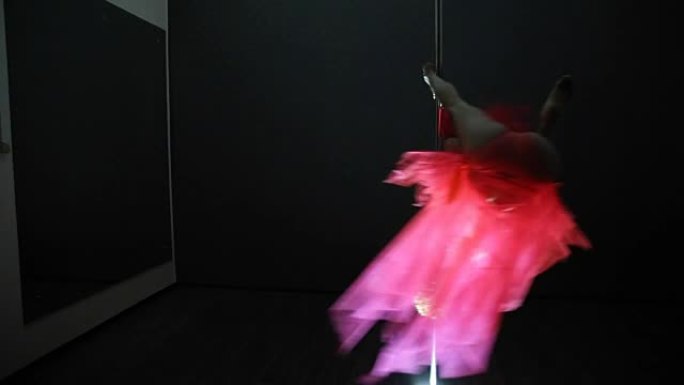 穿红色裙子的女孩跳舞钢管舞