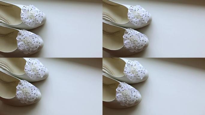 相机慢慢移动拍摄一双古典米色女鞋。婚鞋的概念。