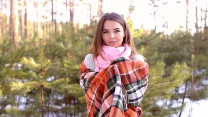 冬天被裹在木头格子里的女孩。