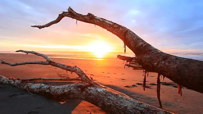 新西兰南岛霍基蒂卡海滩的日落天空