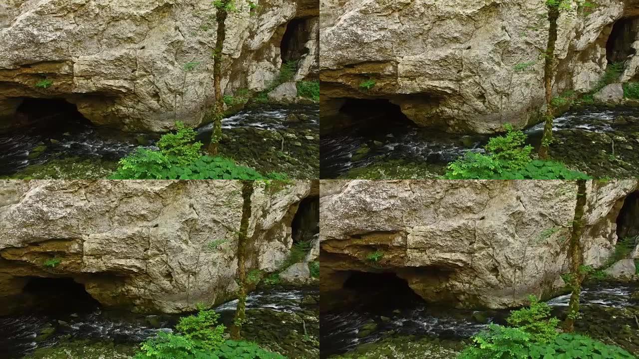 穿过山洞的河流