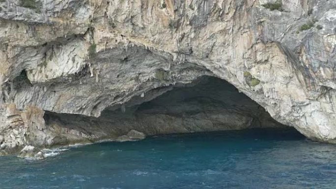 岩石海岸的海洞