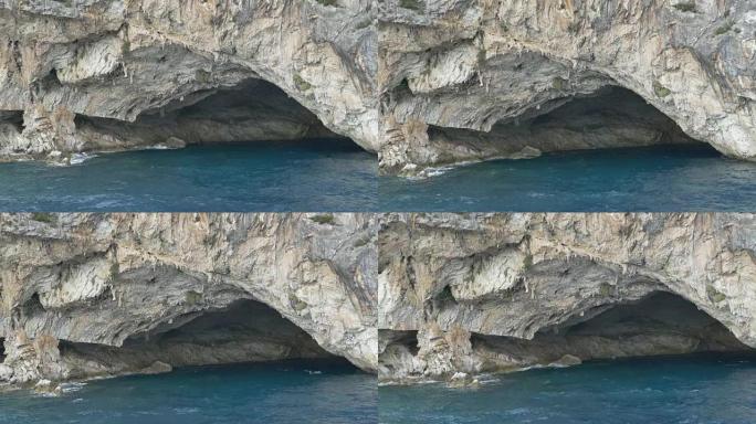 岩石海岸的海洞