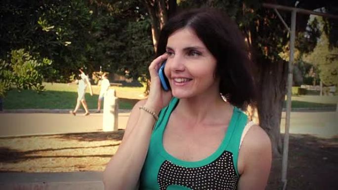 女人在罗马论坛-steadycam附近的手机上接到电话