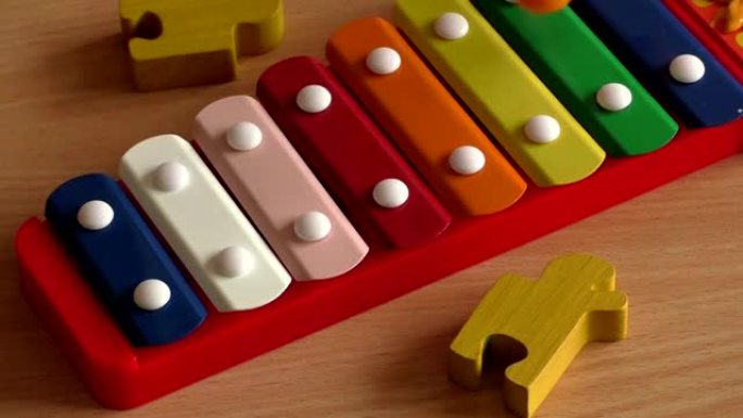 彩虹色木琴玩具。儿童和幼儿教育玩具