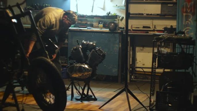 汽车修理工在他的车间组装定制摩托车