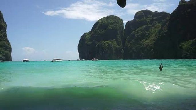 泰国披披岛美丽的热带海滩和洞穴石灰岩山