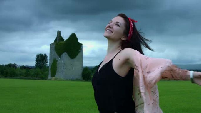 4k城堡背景拍摄的一个女人旋转快乐