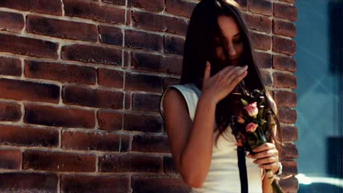 SLO MO年轻迷人的女性站在美丽的花束中