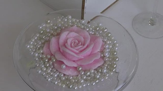 粉红玫瑰形蜡蜡烛装饰品