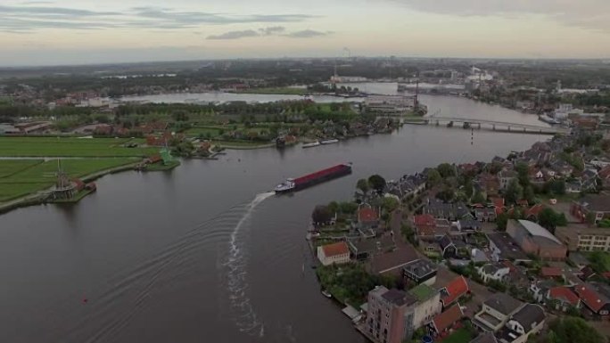 河岸上的荷兰小镇，鸟瞰图