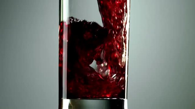 葡萄酒，葡萄汁倒入玻璃杯中