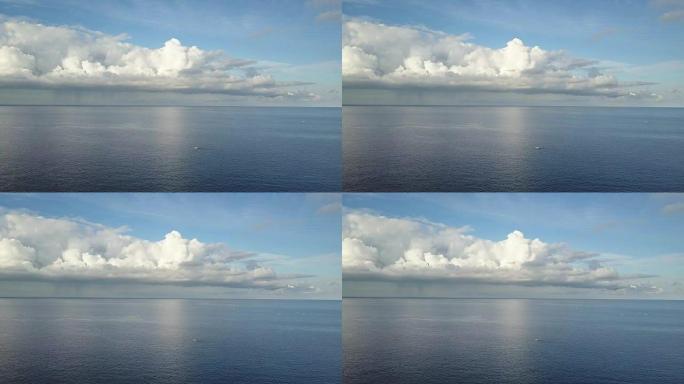 巴厘岛水上的海上渔民船和天空中的云层船。印度尼西亚