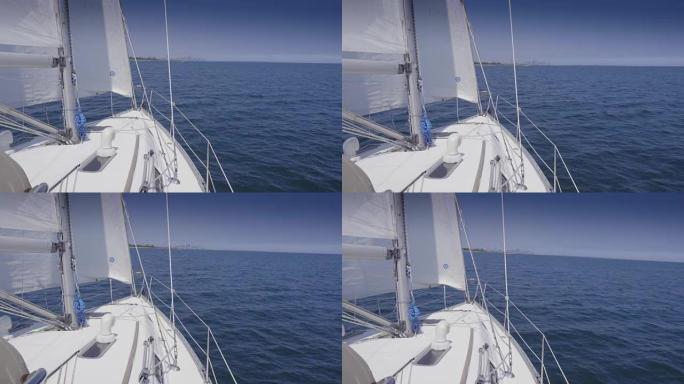 帆船上的甲板夏季阳光明媚的大白帆多风的速度