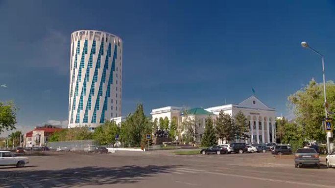 哈萨克斯坦阿斯塔纳市议会大楼旁边的广场外部，交通在哈萨克斯坦阿斯塔纳的十字路口