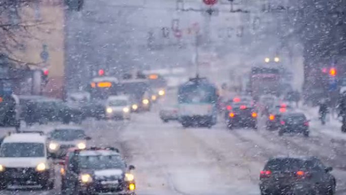 高清-冬季城市交通。降雪