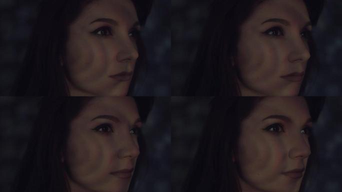 4k抽象镜头的女人脸与红色条纹的投影仪反射
